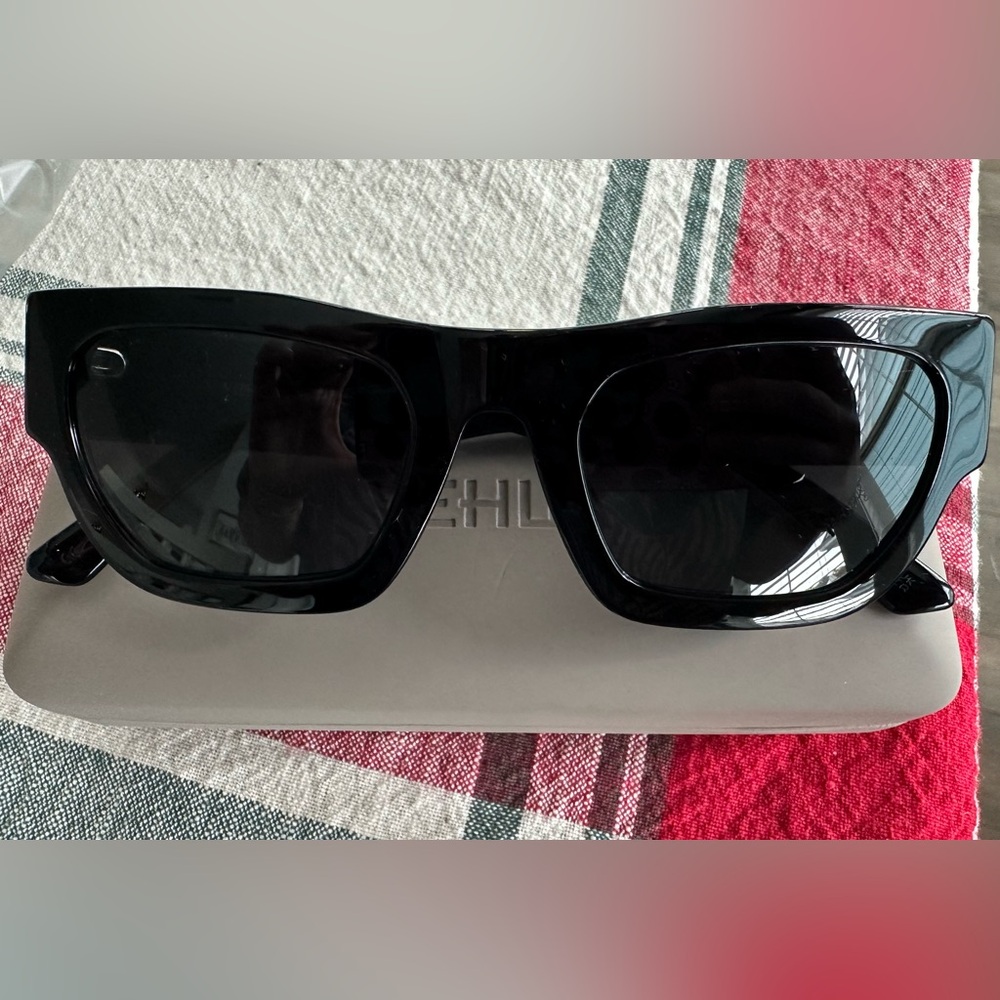 Vehla Finn sunglasses in Black Smoke
